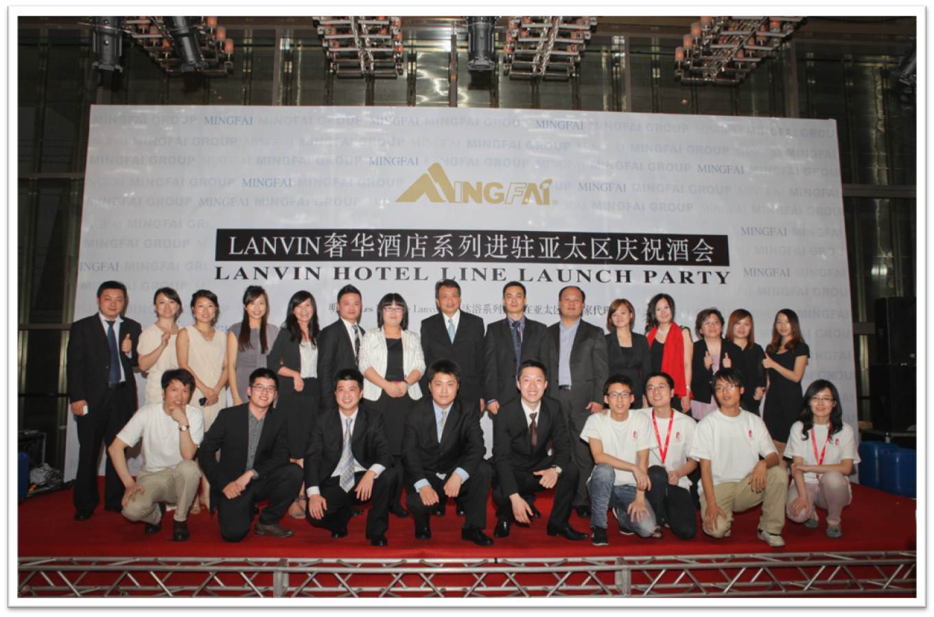 客戶與善達公關(guān)的大合影