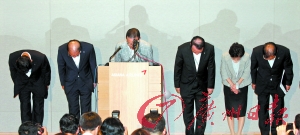 7月7日，韓亞航空公司社長尹永斗等公司負責(zé)人就飛機失事向國民鞠躬道歉。